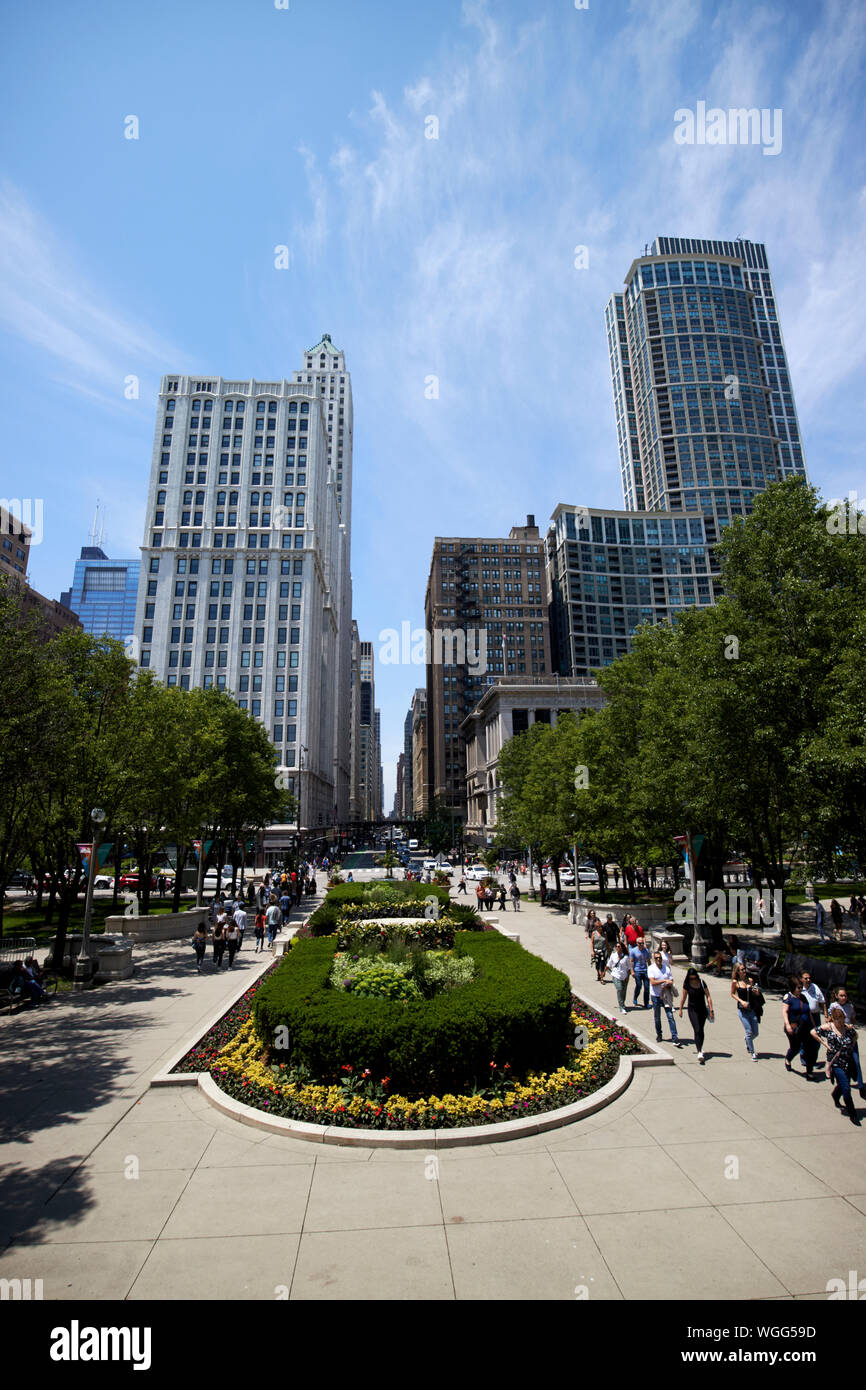 En regardant vers l'est Washington Street de wrigley square dans le Millennium Park de Chicago, dans l'Illinois, États-Unis d'Amérique Banque D'Images