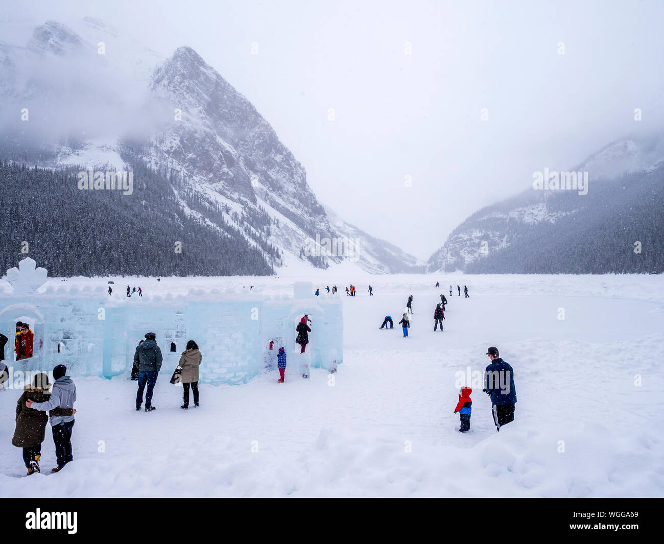 Les touristes profiter de la patinoire sur le lac Louise à Banff le 19 février 2017 en Alberta, Canada. Lake Louise est un célèbre l'été et l'hiver dest Banque D'Images