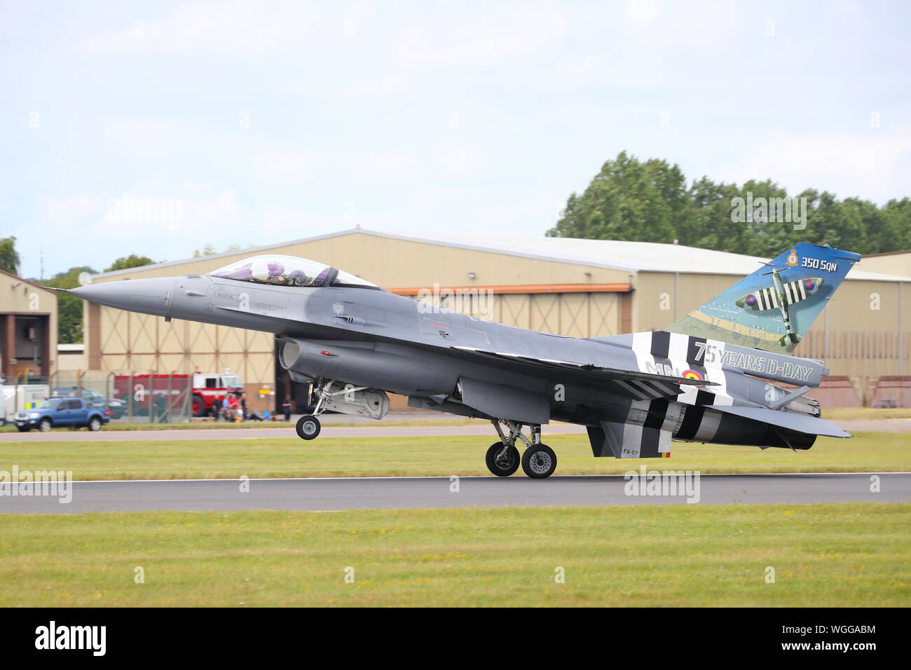 La Force aérienne belge General Dynamics F-16 Fighting Falcon dans D-Day couleurs arrivant à RIAT Air Show, RAF Fairford, Gloucestershire, Royaume-Uni Banque D'Images
