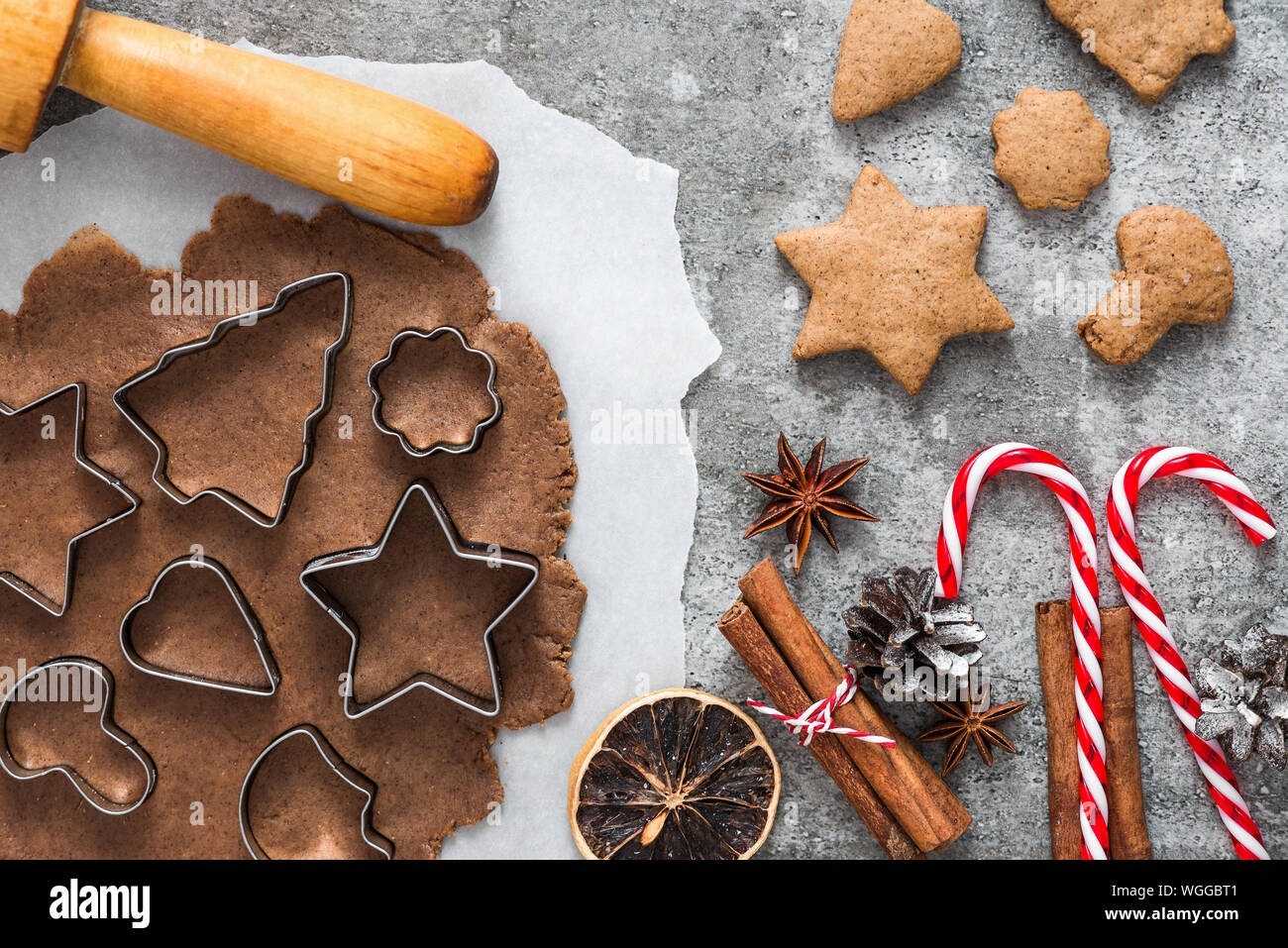 Gingerbread cookies de Noël cuisine sur fond de béton gris. vue d'en haut. télévision lay Banque D'Images