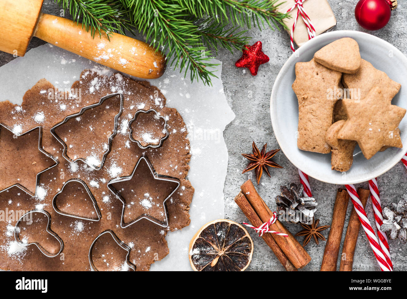 Gingerbread cookies de Noël avec des branches de sapins, coffrets cadeaux et décorations sur fond de béton gris. vue d'en haut. télévision lay Banque D'Images