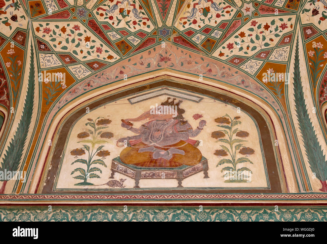 Peinture murale colorée à l'entrée du Fort Amber, Jaipur, Rajasthan, Inde Banque D'Images