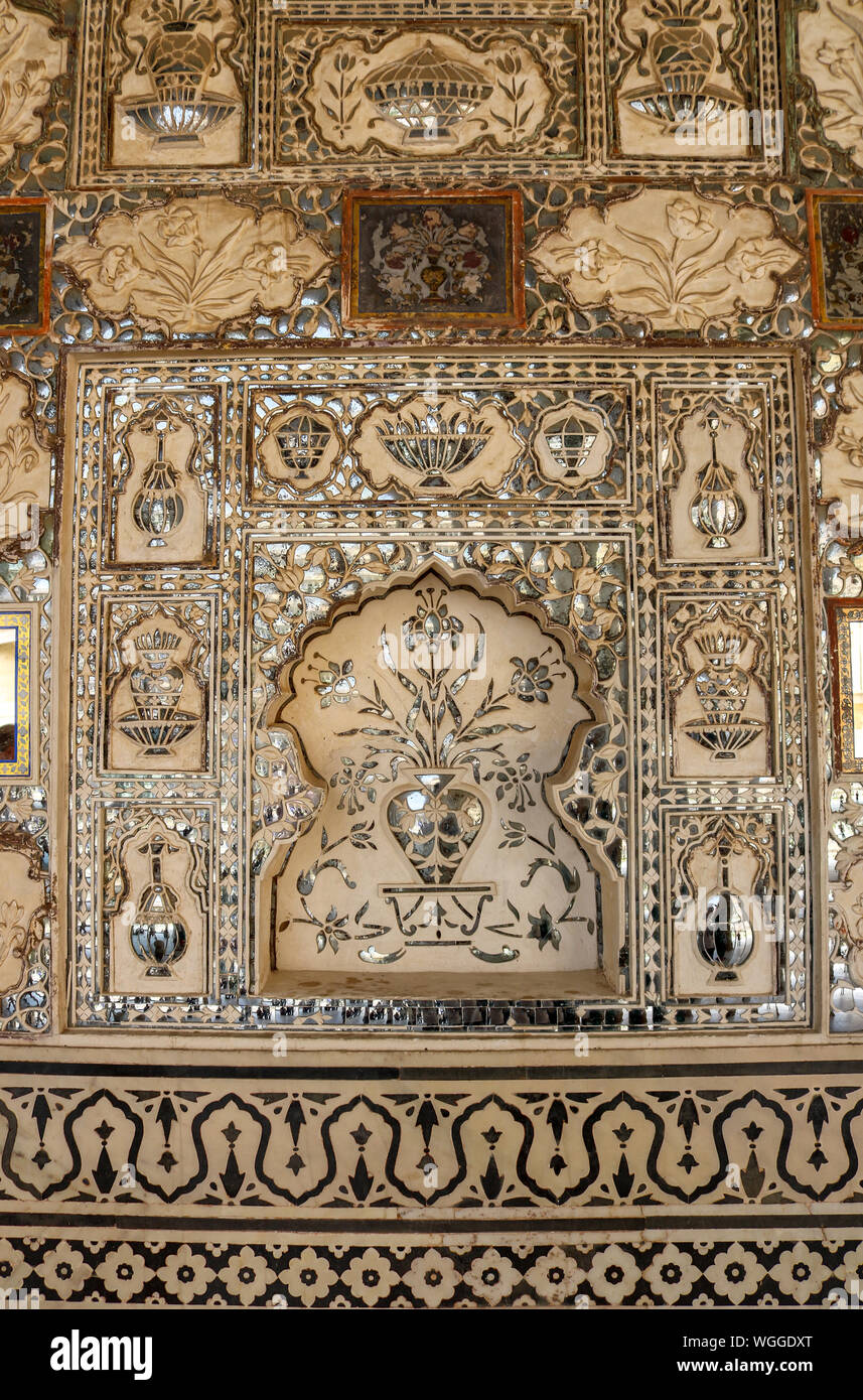 Belle mosaïque wall design avec des miroirs, marbre et carreaux de Fort Orange, Jaipur, Inde Banque D'Images