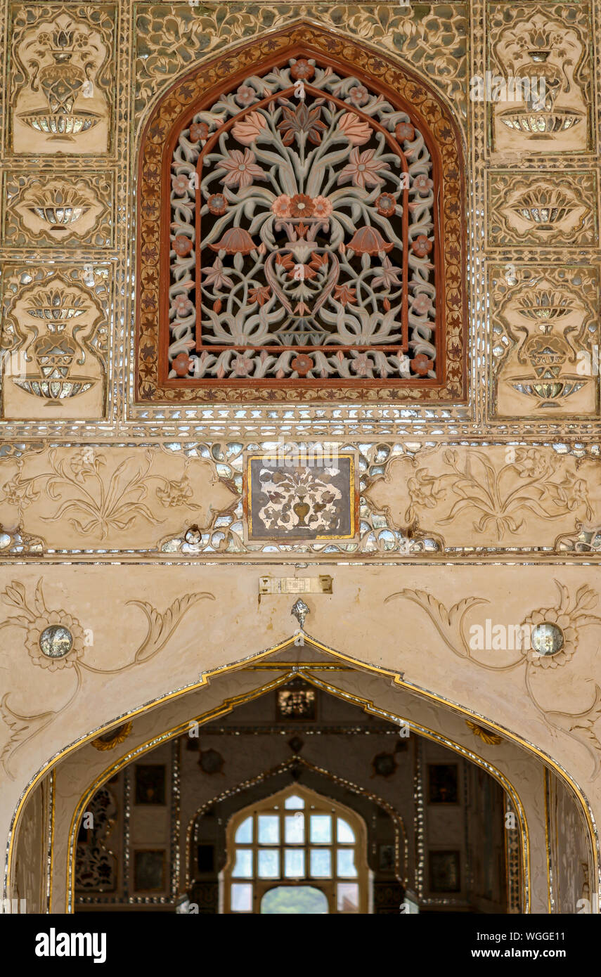 Belle mosaïque wall design avec des miroirs, marbre et carreaux de Fort Orange, Jaipur, Inde Banque D'Images