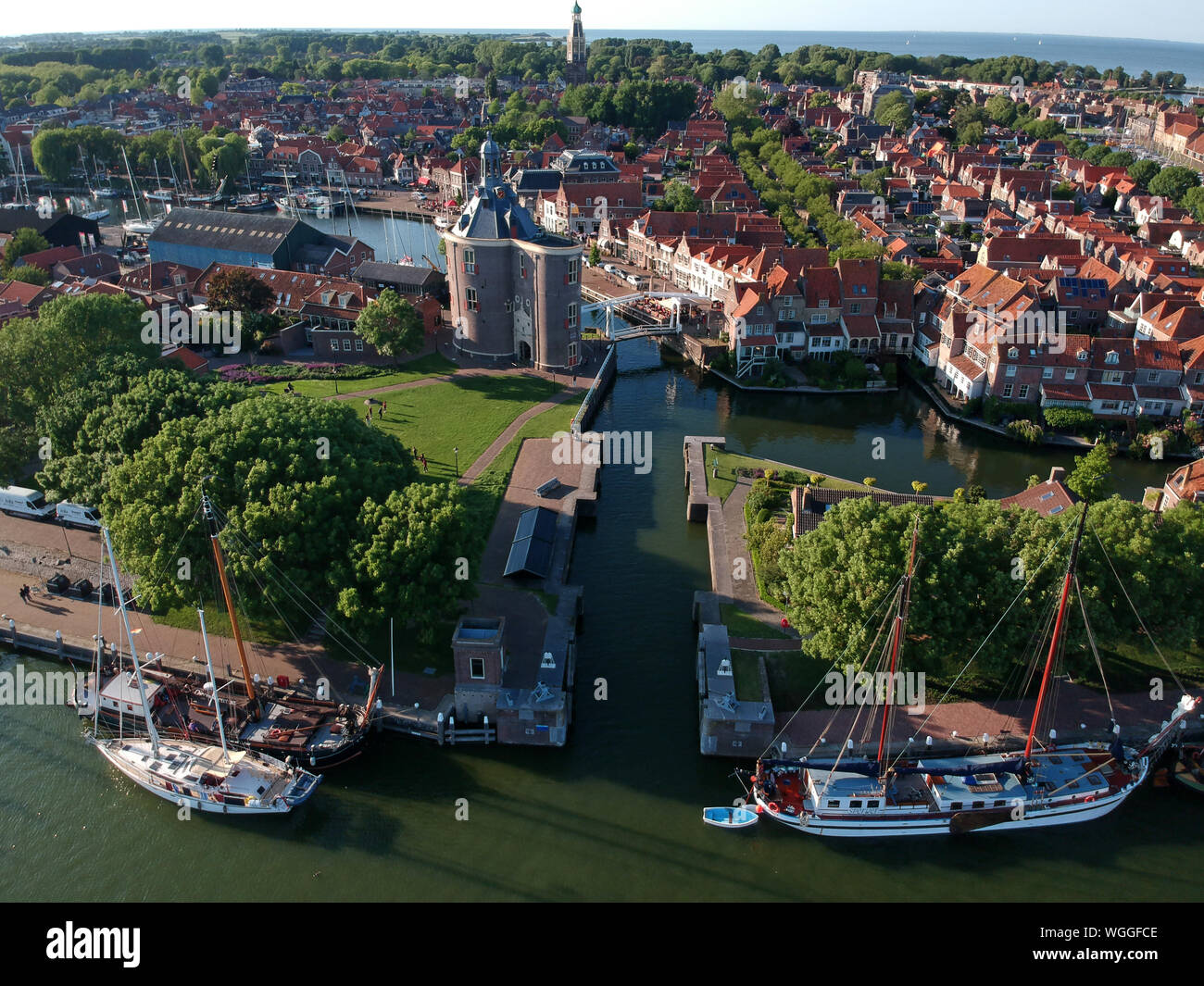 Drone photo du port de enkhuizen avec bateaux à voile d'un verrou et d'une tour l'drommedaris et un vieux pont-levis blanc. Photo prise avec un dji étincelle d Banque D'Images