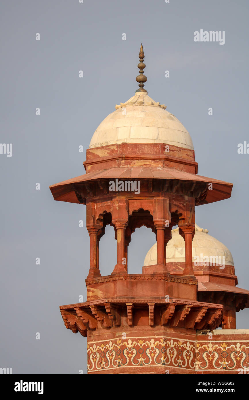 Tour octogonale de l'UAE Ban mosquée sur le terrain du Taj Mahal, Agra, Inde Banque D'Images