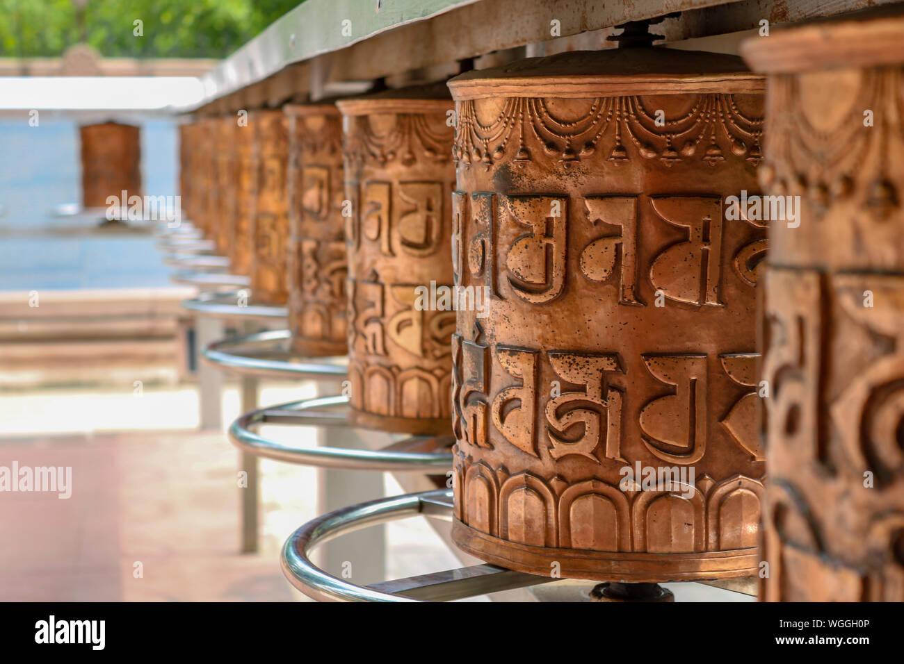 Roues de prière au pèlerinage bouddhiste sacrée de Sarnath, près de Varanasi, Uttar Pradesh, Inde Banque D'Images