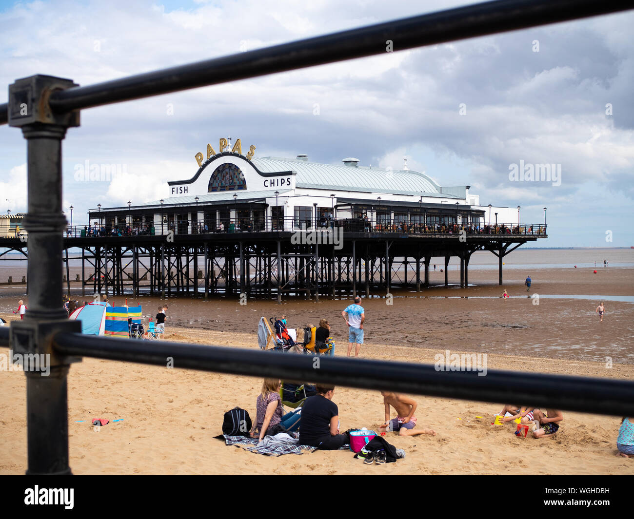 Cleethorpe Pier et plage de divertir la station de touristes, les faux gens dans le châssis. Banque D'Images