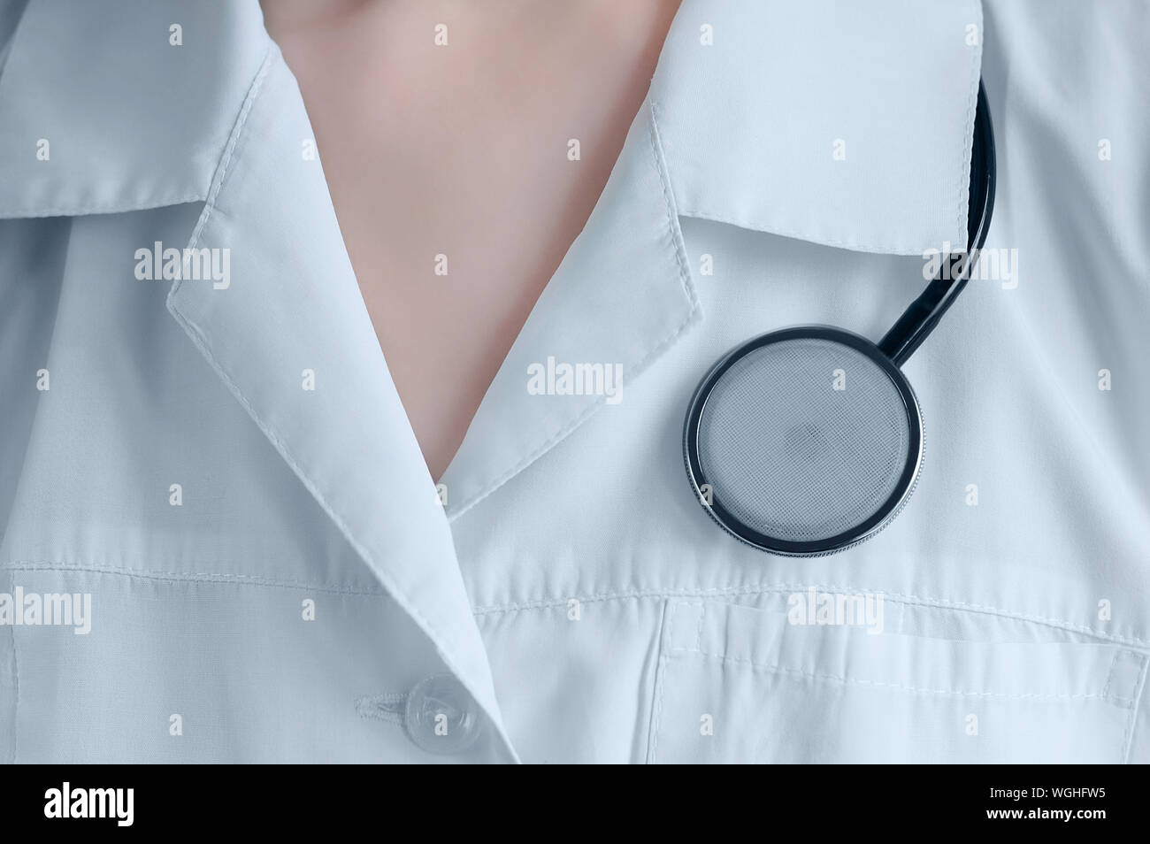 Caucasian girl in medical des vêtements blancs avec un stéthoscope. Close-up. Banque D'Images