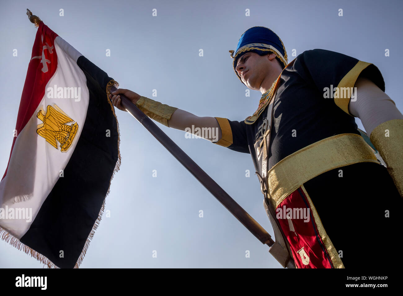 Membre de l'armée égyptienne Symphonic Band est titulaire d'un drapeau national de l'Égypte Banque D'Images