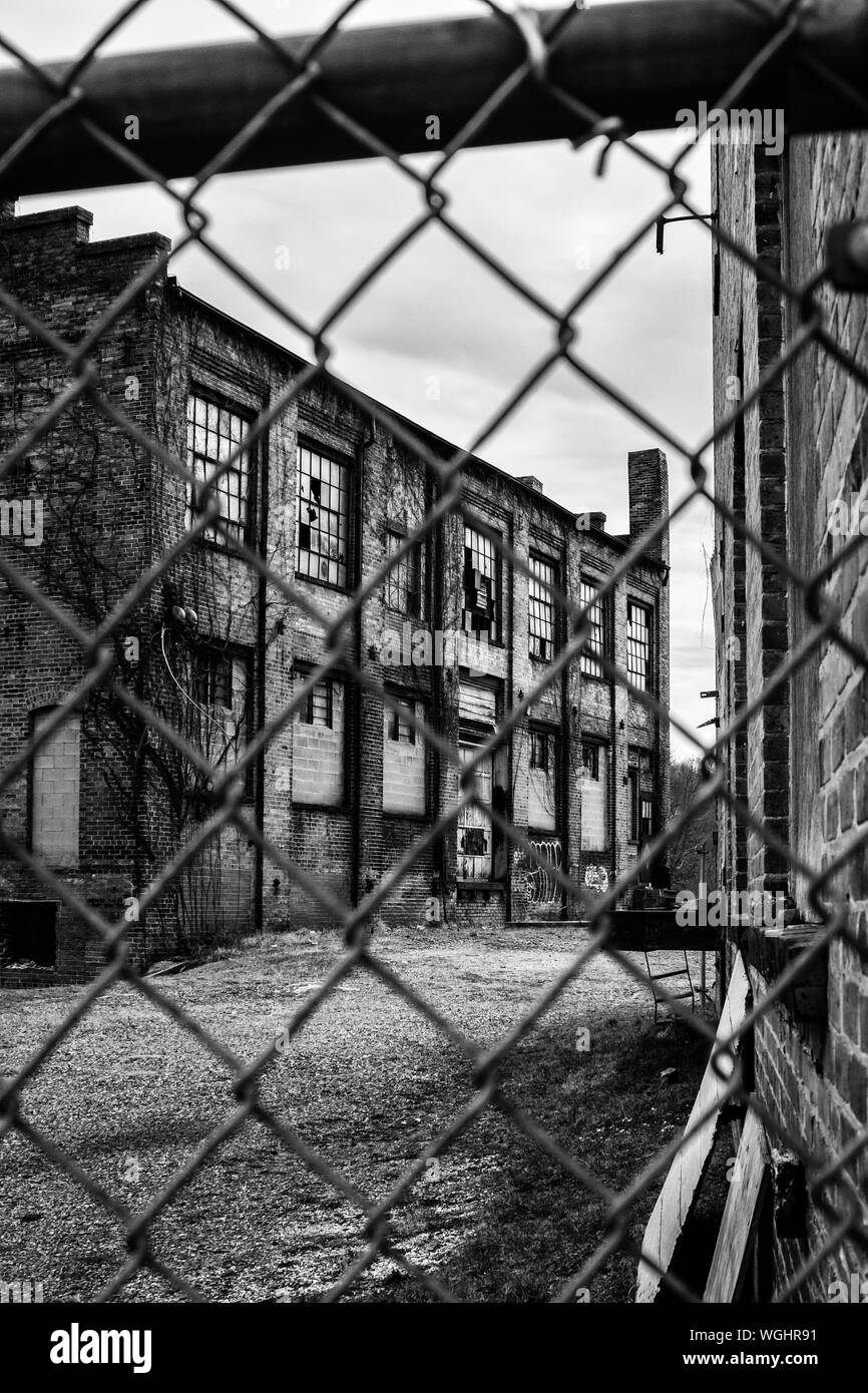 Une fois un fier bâtiment a été laissés à pourrir derrière une clôture, au centre-ville de Asheville, NC, USA Banque D'Images