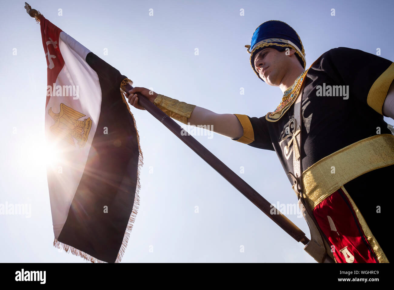 Membre de l'armée égyptienne Symphonic Band est titulaire d'un drapeau national de l'Égypte Banque D'Images