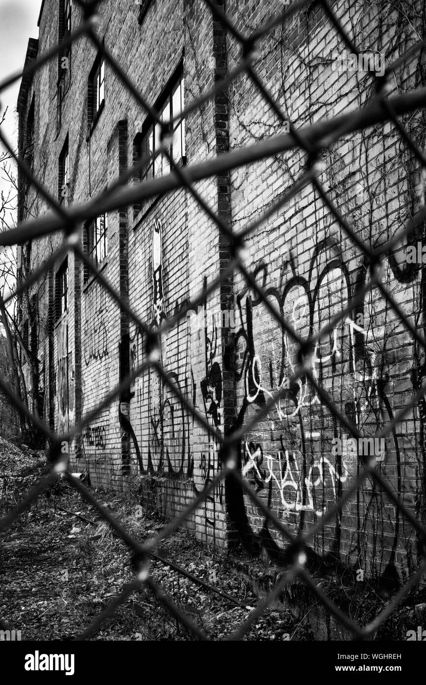 Une fois un fier bâtiment a été laissés à pourrir derrière une clôture, au centre-ville de Asheville, NC, USA Banque D'Images