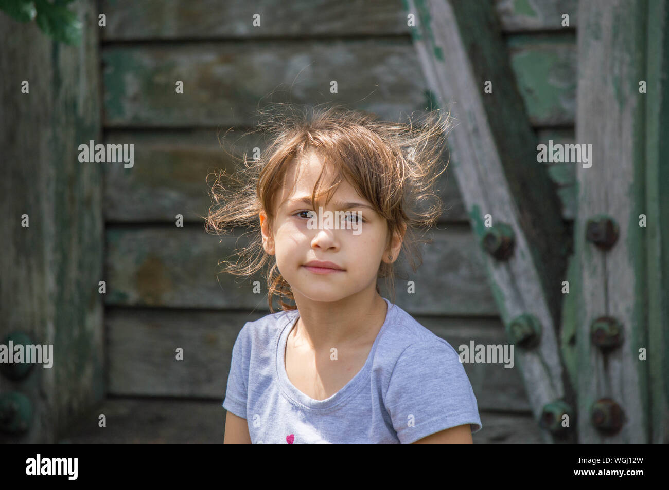 Portrait de jeune fille contre l'équipement de jeu en bois Banque D'Images