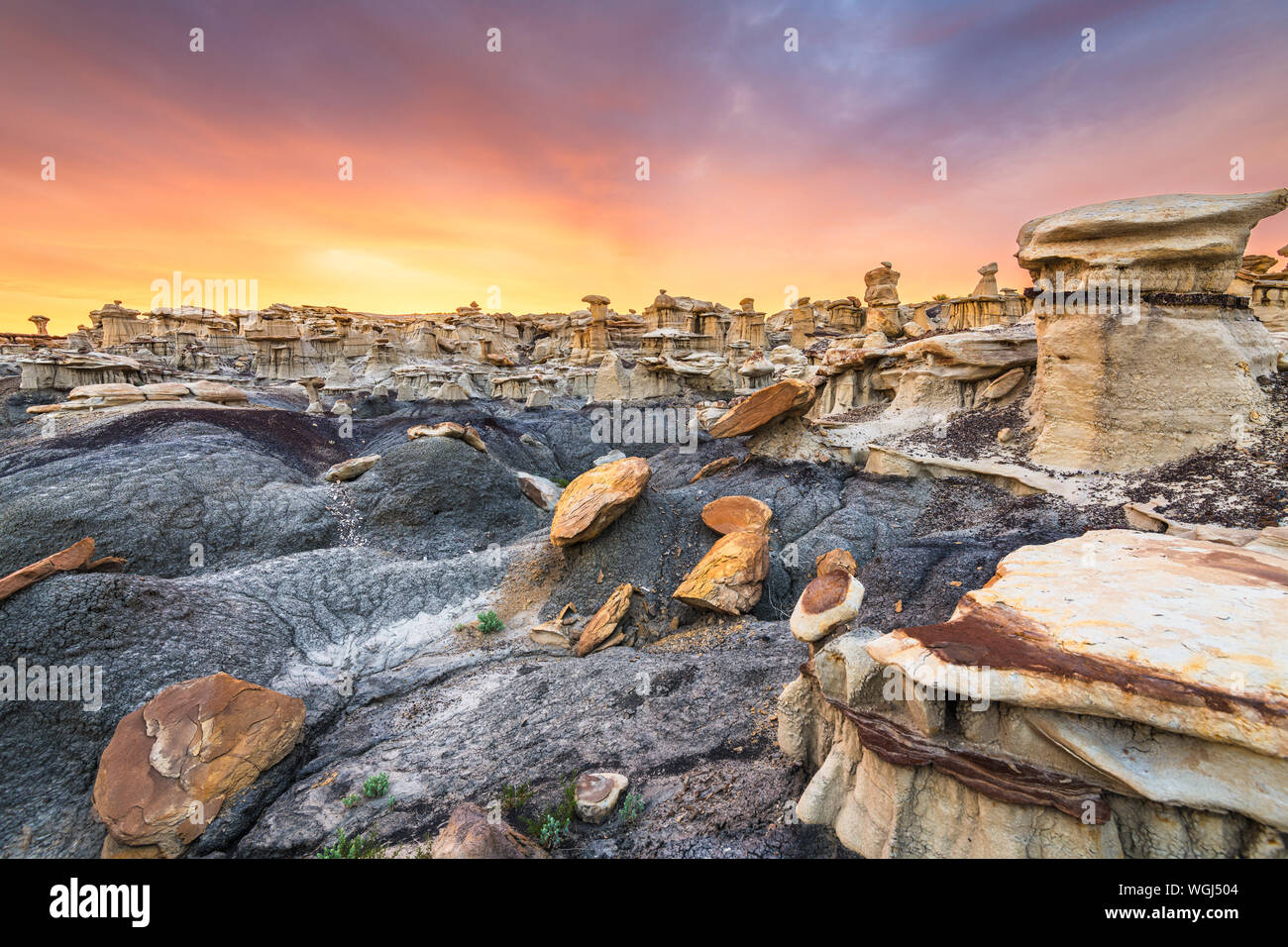 Bisti/De-Na-Zin Désert, New Mexico, USA à La Vallée des rêves après le coucher du soleil. Banque D'Images