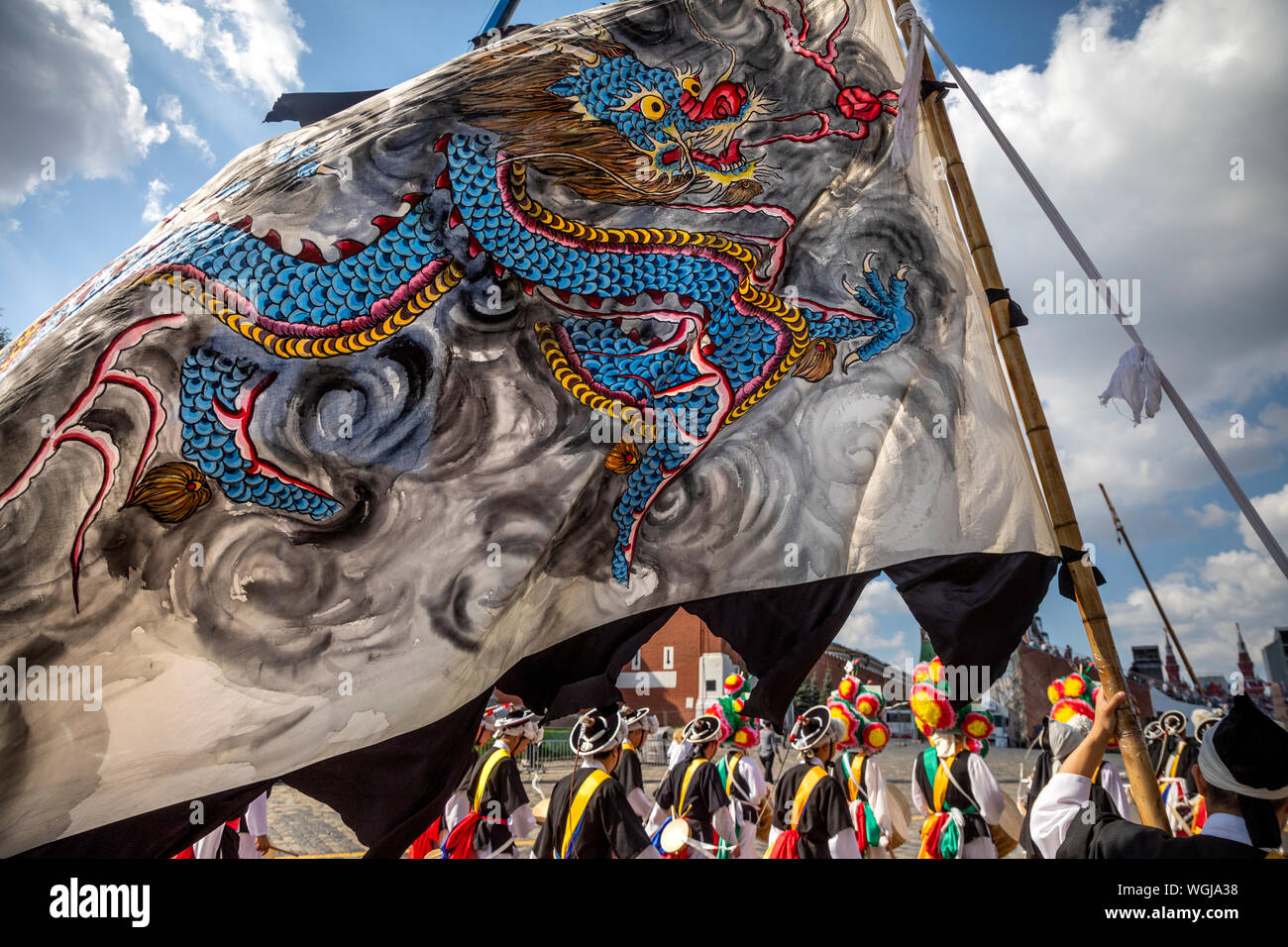 Groupe de musique en provenance de Corée du Sud 'Hannuri Yeonhuii' joue sur la Place Rouge pendant le festival 'tour' dans passkaya Moscou, Russie Banque D'Images