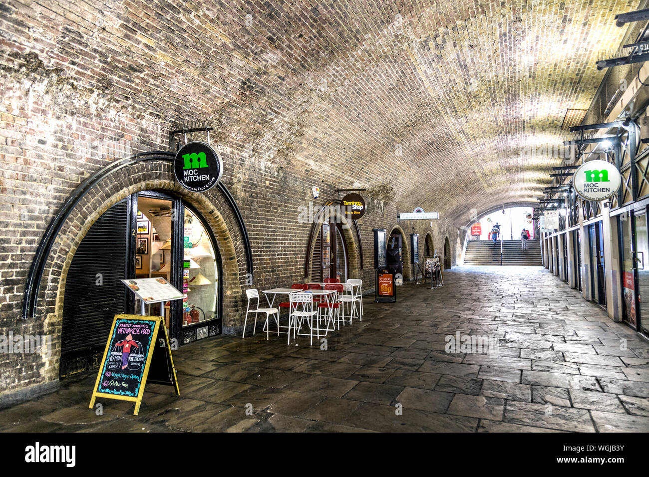 L'Arches Shopping près de Charing Cross et stations Embankment, London, UK Banque D'Images