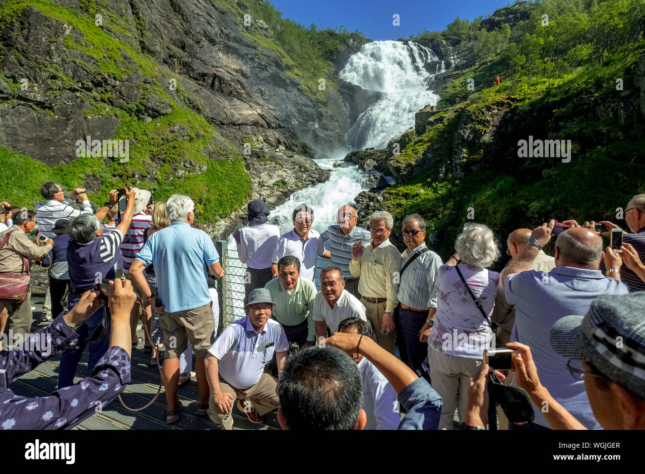 Kjosfossen-Waterfall, prendre des photos de touristes, chute près de Fureberget, montagne, roche, prairie, arbres, ciel, Flåm, Sogn og Fjordane, Norvège, Banque D'Images