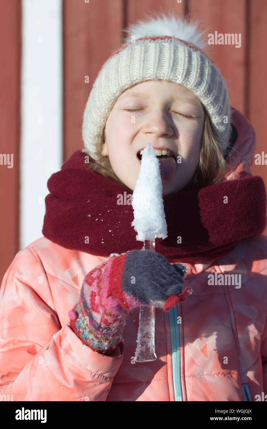 L'hiver. petit fille norvégienne avec un banc de glace dans la main. La Norvège Banque D'Images