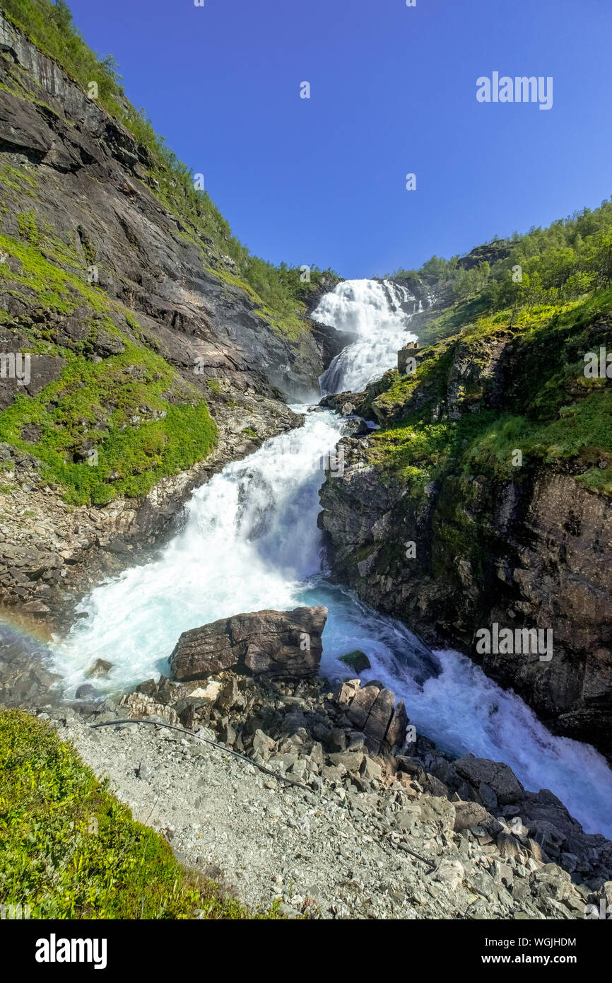 Kjosfossen, cascade chute près de Fureberget, parois rocheuses, arbres, ciel, Flåm, Sogn og Fjordane, Norvège, Scandinavie, Europe, ni, Voyage, tourisme, de Banque D'Images