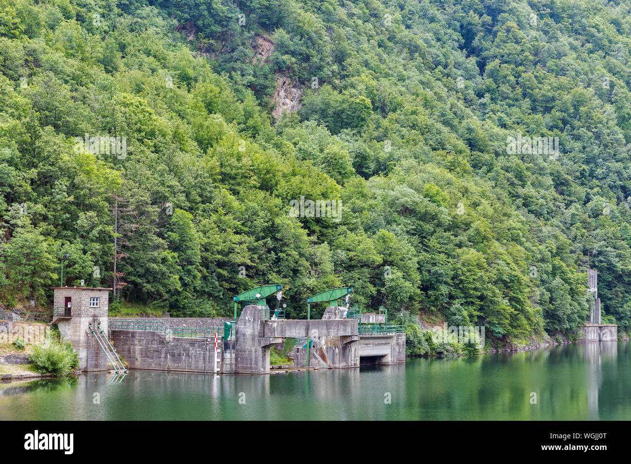 Pavana dam lake avec station d'énergie hydroélectrique en Emilie-Romagne, Toscane, Italie. Banque D'Images