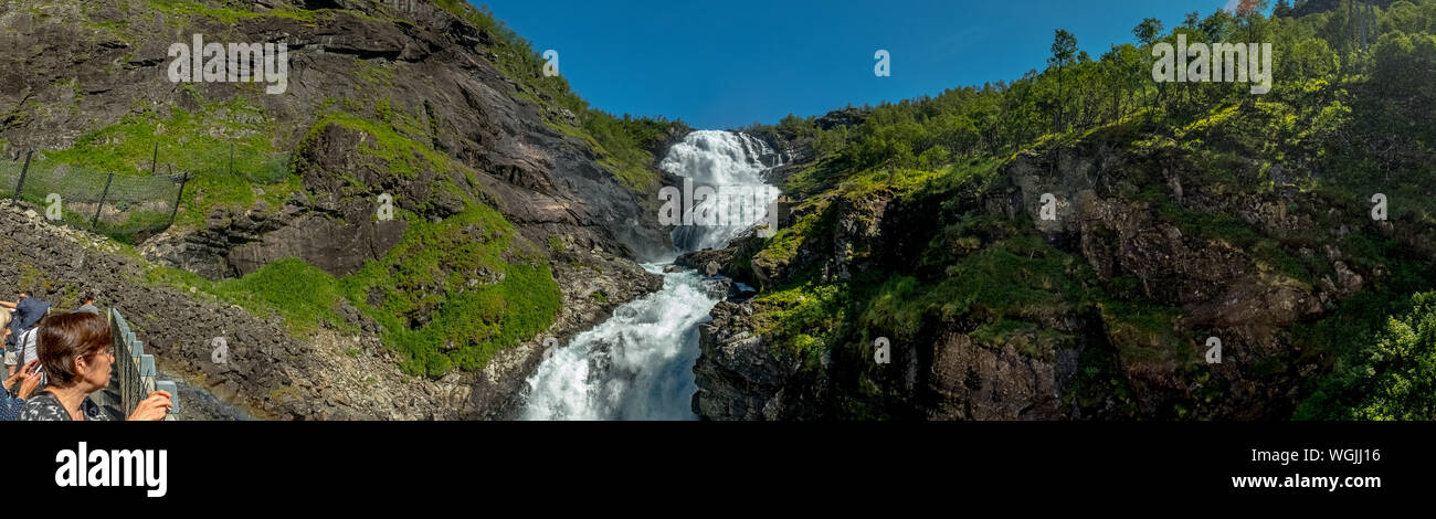 Kjosfossen, chute d'examine chute près de Fureberget, parois rocheuses, arbres, ciel, Flåm, Sogn og Fjordane, Norvège, Scandinavie, Europe, ni, tr Banque D'Images