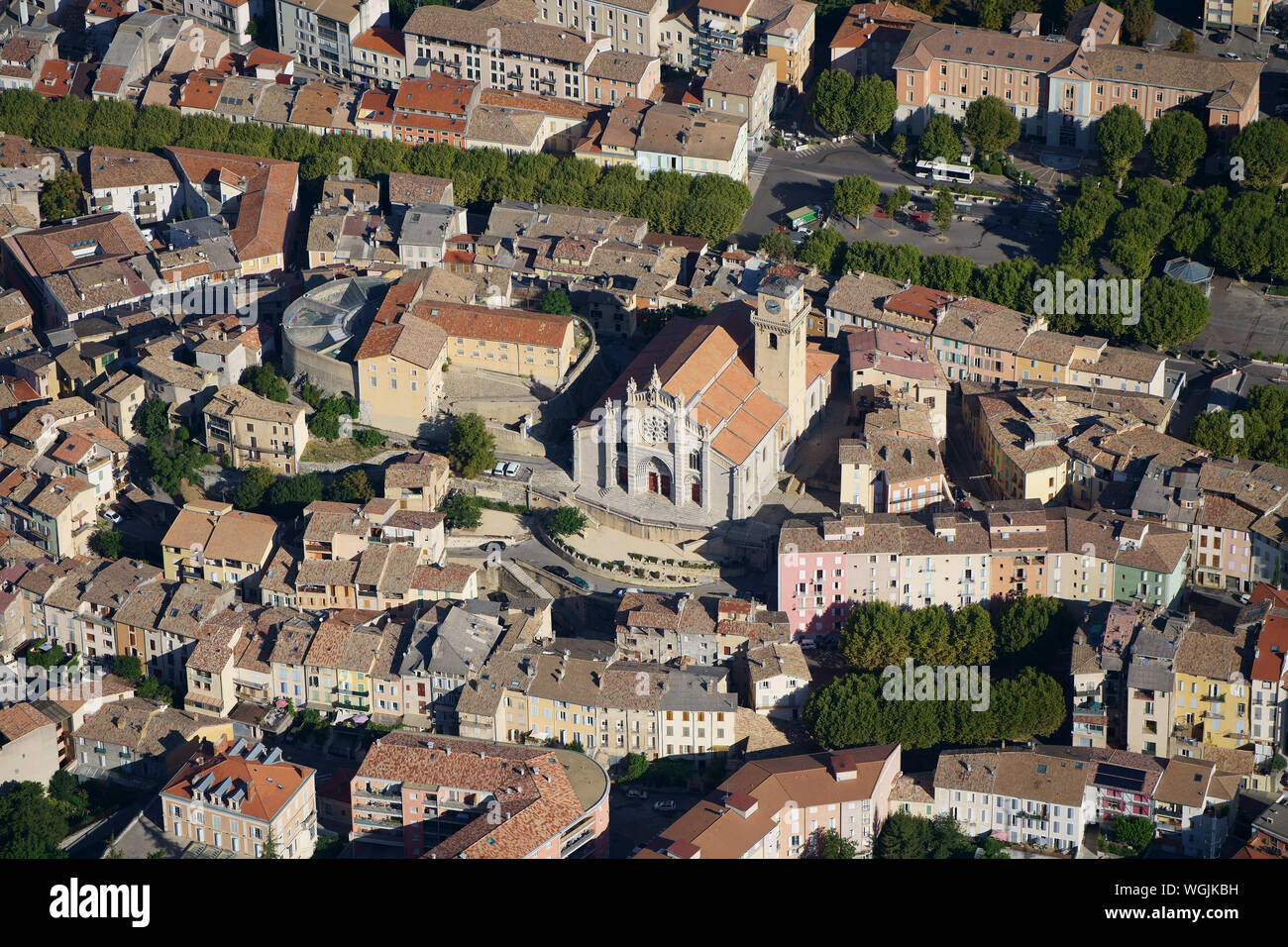 VUE AÉRIENNE. Cathédrale Saint-Jérôme de digne. Digne-les-bains, Alpes de haute-Provence, Provence-Alpes-Côte d'Azur, France. Banque D'Images