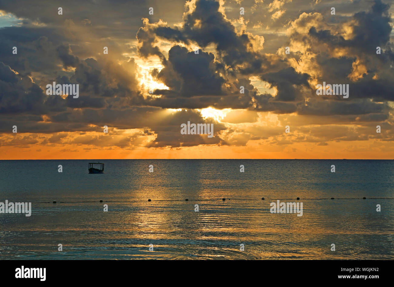 Paysage au coucher du soleil sur la mer des Caraïbes - Jamaïque Banque D'Images