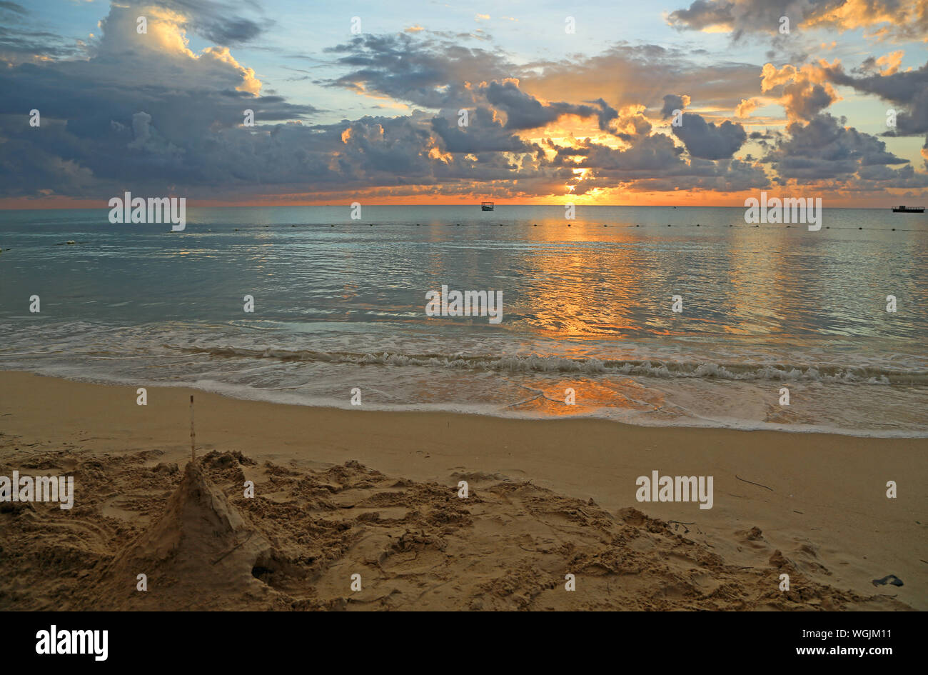 La plage au coucher du soleil - Jamaïque Banque D'Images