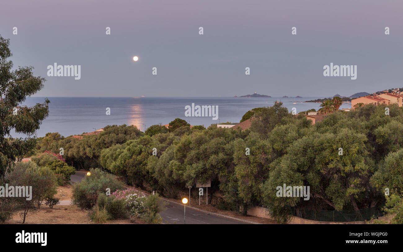 Belle nuit lune seascape avec island, ancienne tour de phare et à Ajaccio, Corse, France. Pointe de la Parata, sur la côte ouest donnent sur Banque D'Images