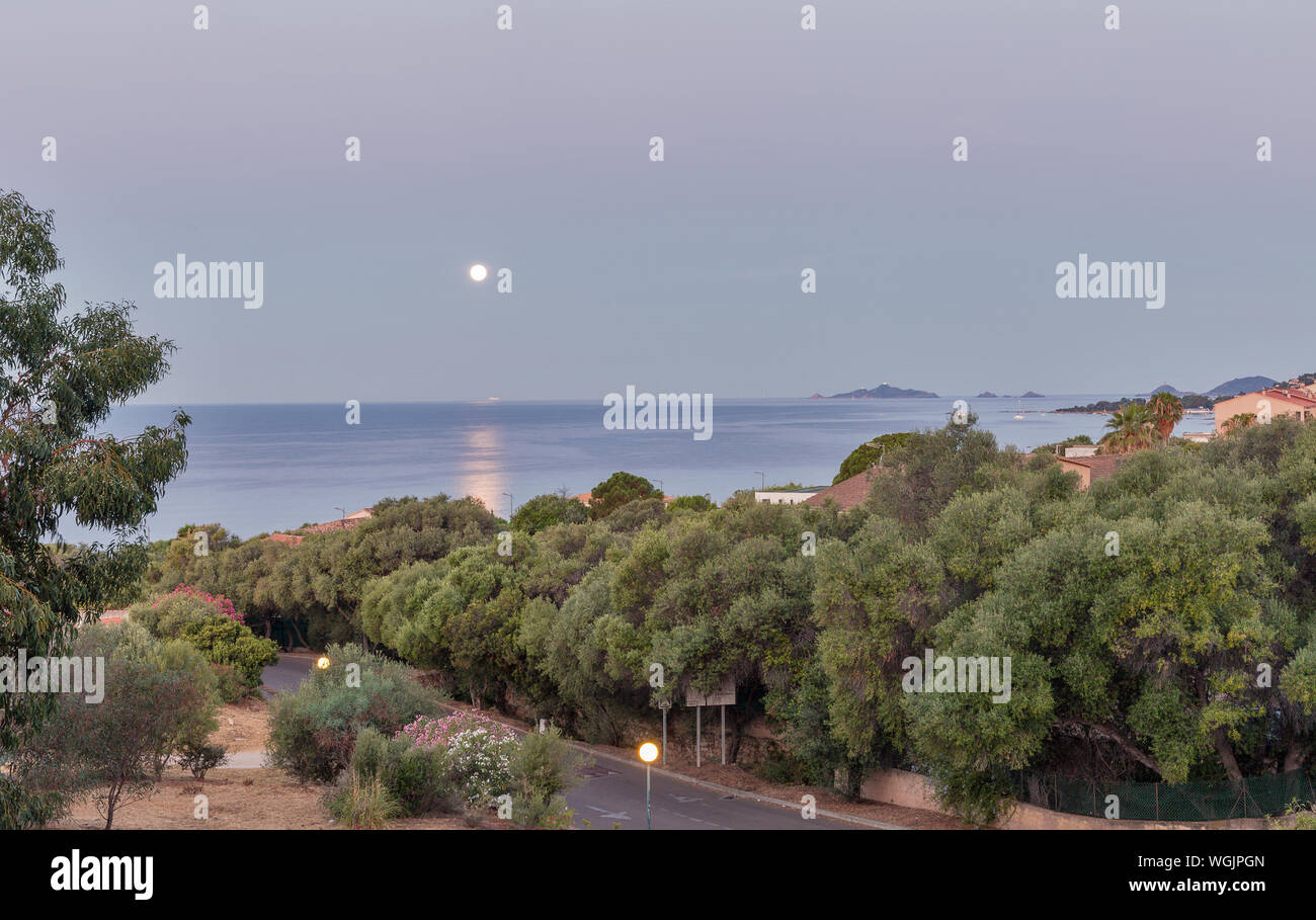 Belle nuit lune seascape avec island, ancienne tour de phare et à Ajaccio, Corse, France. Pointe de la Parata, sur la côte ouest donnent sur Banque D'Images
