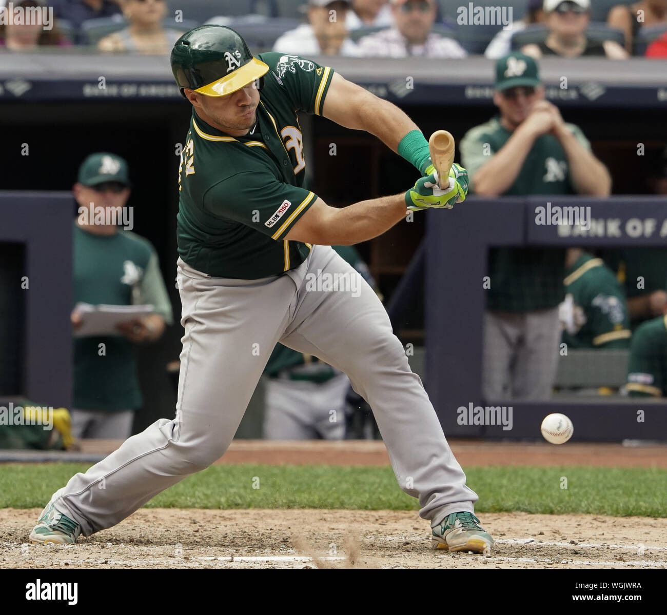 Bronx, United States. 06Th Sep 2019. Oakland A's Josh frappeur Phegley rebondit un fielder's choice sol balle contre les Yankees de New York pour permettre à son coéquipier Jackson Profar de marquer dans la septième manche au Yankee Stadium de New York le dimanche, Septembre 1, 2019. Photo par Ray Stubblebine/UPI UPI : Crédit/Alamy Live News Banque D'Images