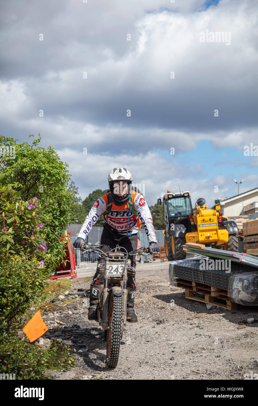 Essais Moto rider se prépare à aller jusqu'à un éperon rocheux et raide de la Scottish Six Days Trials course à Fort William, dans les highlands d'Scotlan Banque D'Images