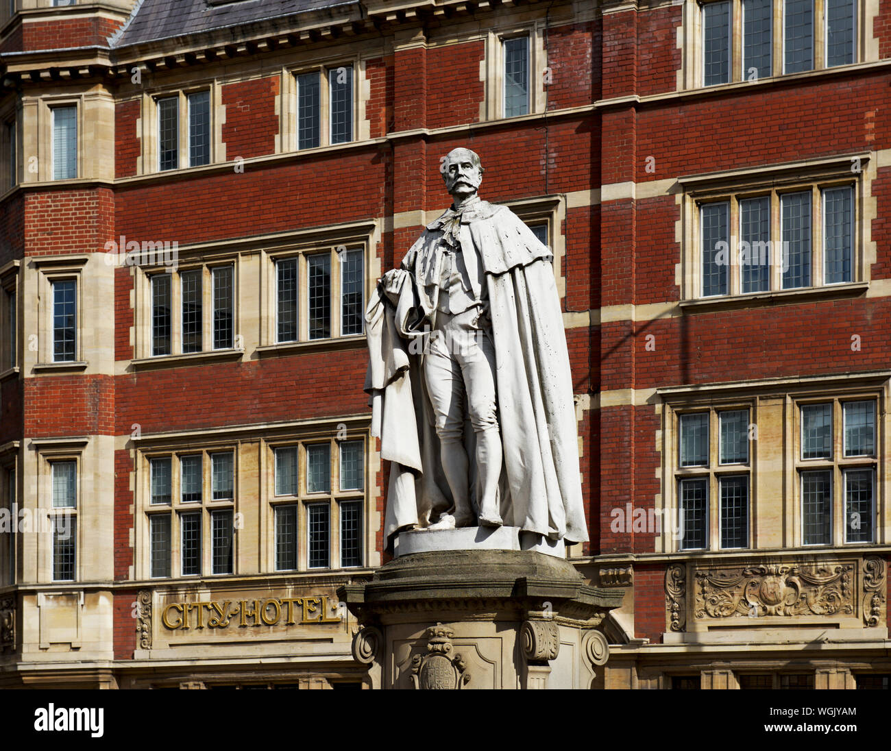 Statue de Charles Henry Wilson, ancien député, bienfaiteur et ligne de navigation propriétaire, Alfred Gelder Street, Hull, East Yorkshire, Angleterre, Royaume-Uni. Banque D'Images