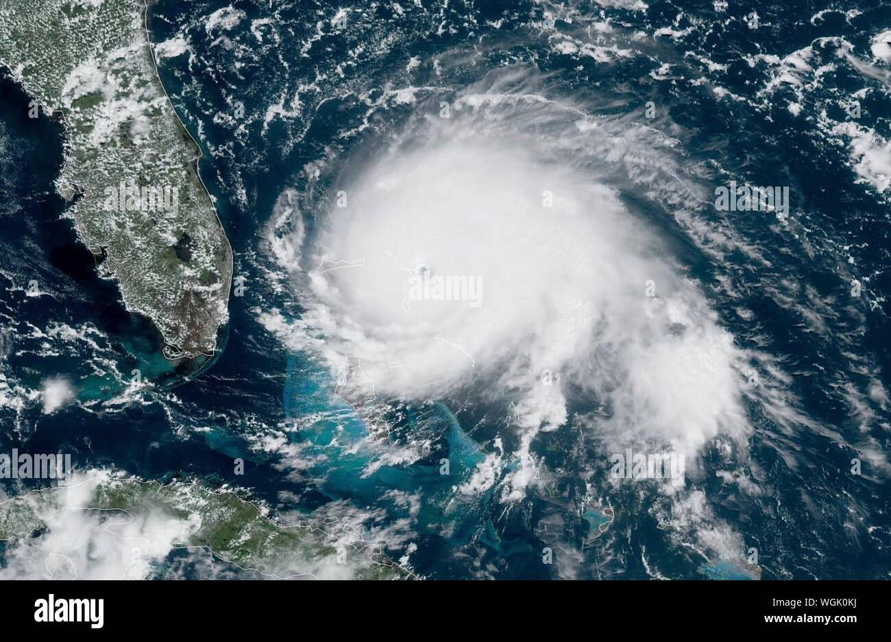L'océan Atlantique. 1er sept 2019. Image satellite NOAA prise par le satellite GOES-16 montrant l'Ouragan Dorian comme il passe le 1er septembre 2019 aux Bahamas dans l'océan Atlantique. Dorian a frappé la petite nation insulaire comme une tempête de catégorie 5 avec des vents de 185 mph. Crédit : NOAA/Planetpix/Alamy Live News Banque D'Images