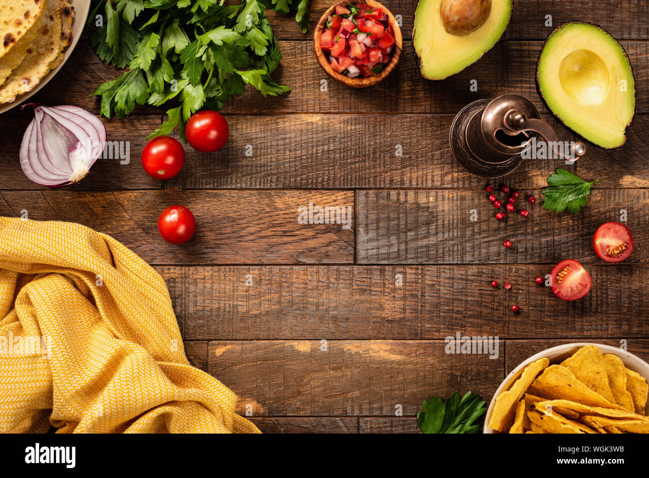 Cadre de l'alimentation avec des légumes et épices pour la cuisine sur un fond de bois. Vue de dessus, copiez l'espace. Concept d'aliments épicés mexicains Banque D'Images