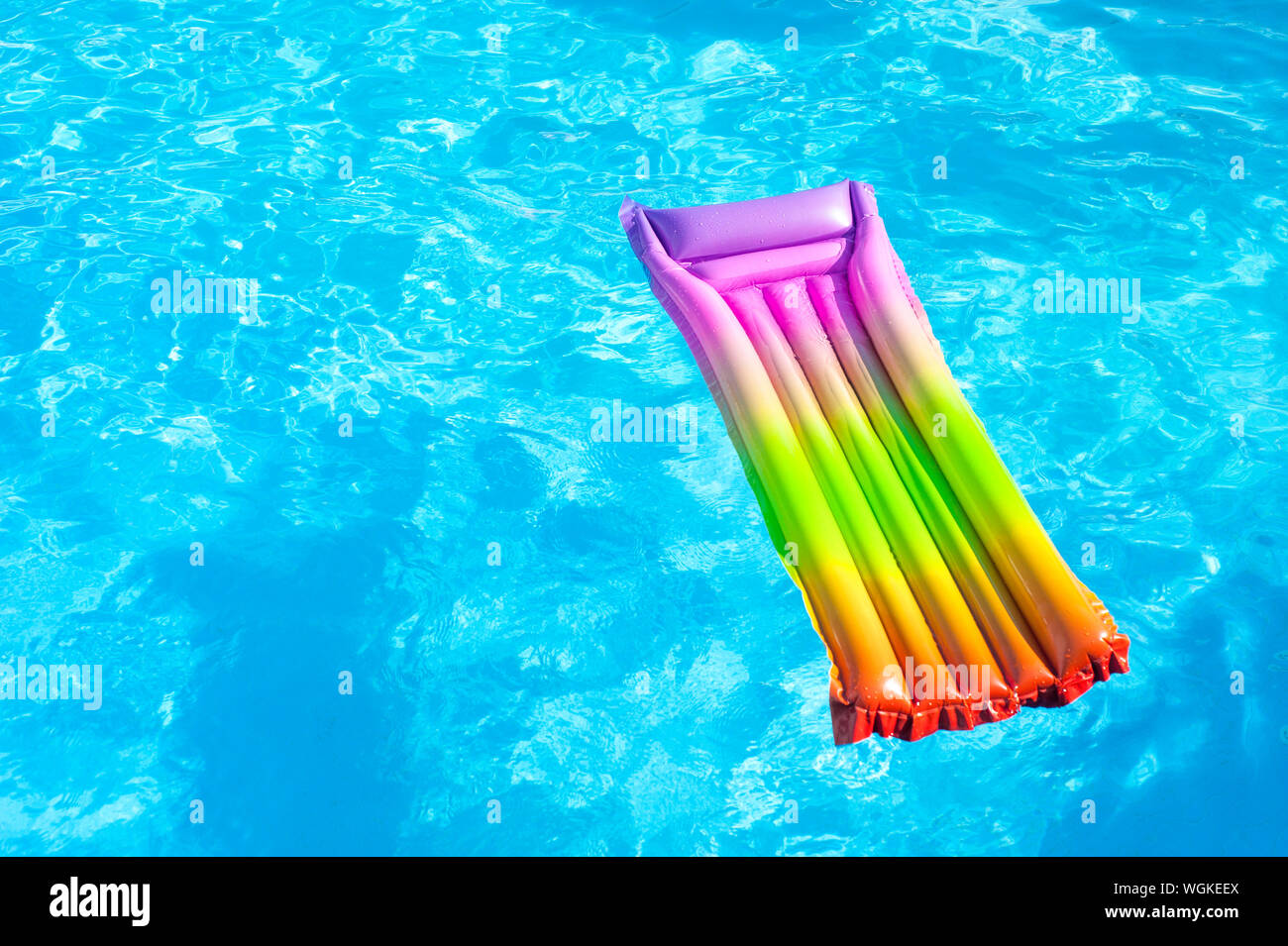Matelas gonflable coloré flottant à la surface de l'eau. Vue de dessus et copy space Banque D'Images