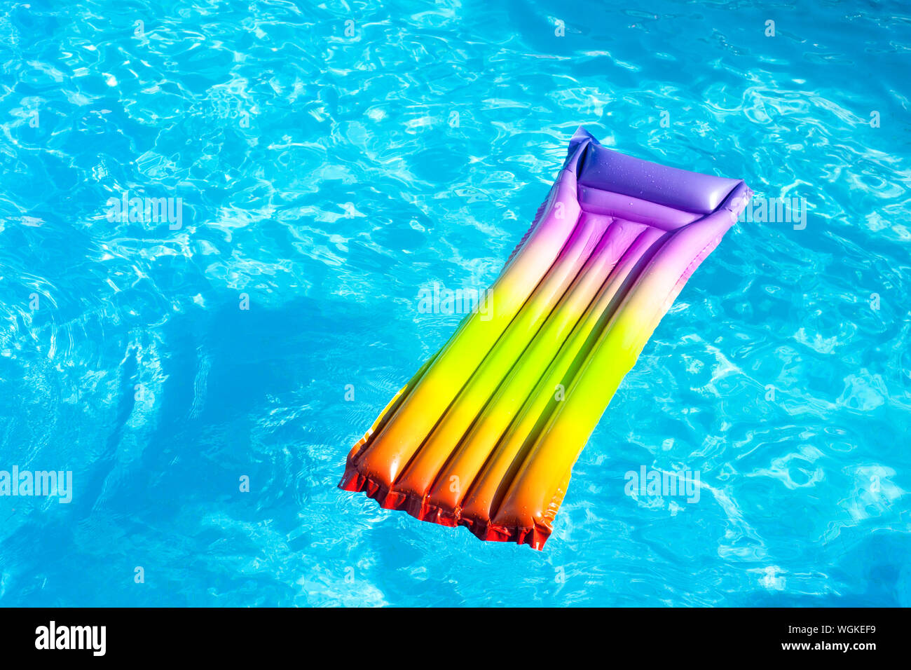 Matelas gonflable coloré flottant à la surface de l'eau. Vue de dessus et copy space Banque D'Images