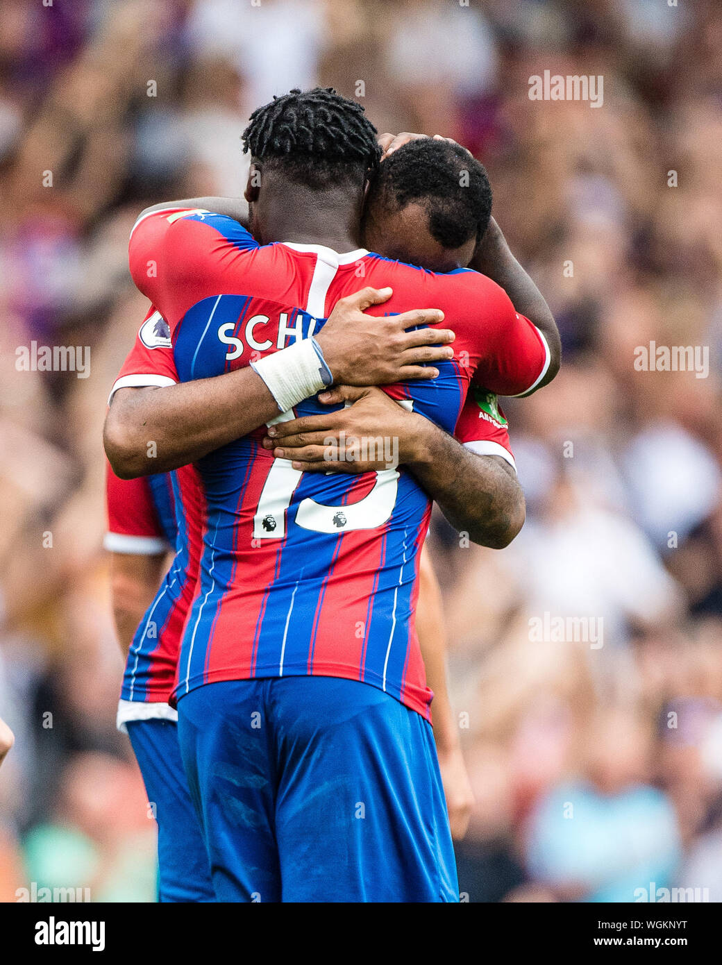 Londres, ANGLETERRE - 31 août : Jordan Ayew de Crystal Palace célébrer avec elle son partenaire Jeffrey Schlupp après avoir marqué but durant le premier match de championnat entre Crystal Palace et Aston Villa à Selhurst Park le 31 août 2019 à Londres, Royaume-Uni. (Photo par Sebastian Frej/MO Media) Banque D'Images