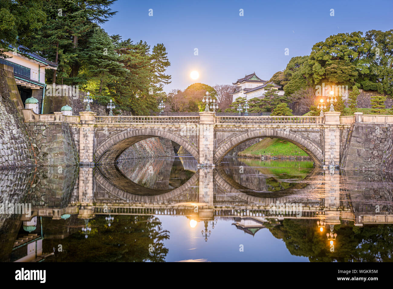 Tokyo, Japon, à l'Imperial Palace moat et bridge at night. Banque D'Images