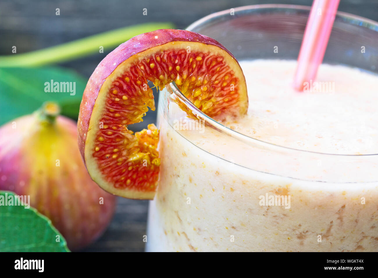 Boisson de fruits maison avec fig et le yogourt, rafraîchissante boisson d'été Banque D'Images
