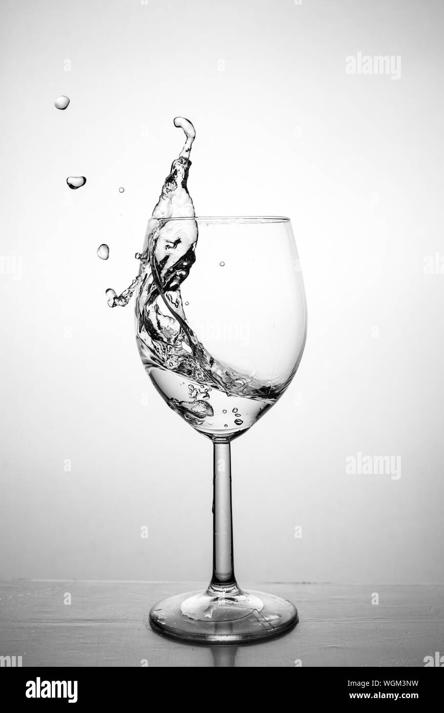 Verre d'eau et de splash Banque D'Images