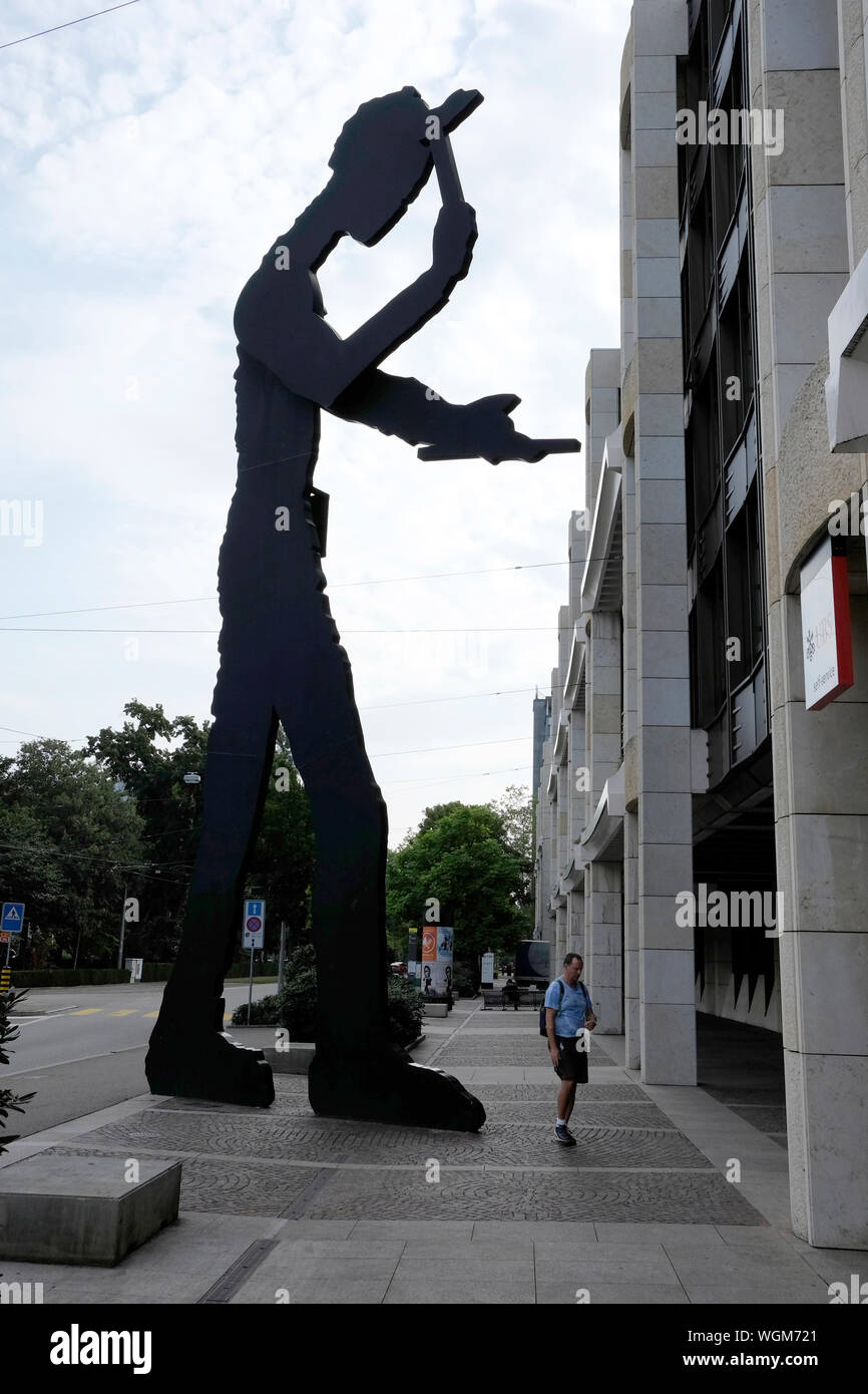 Hammering man, une sculpture géante de l'artiste américain Jonathan Borofsky. Bâle, Suisse Banque D'Images