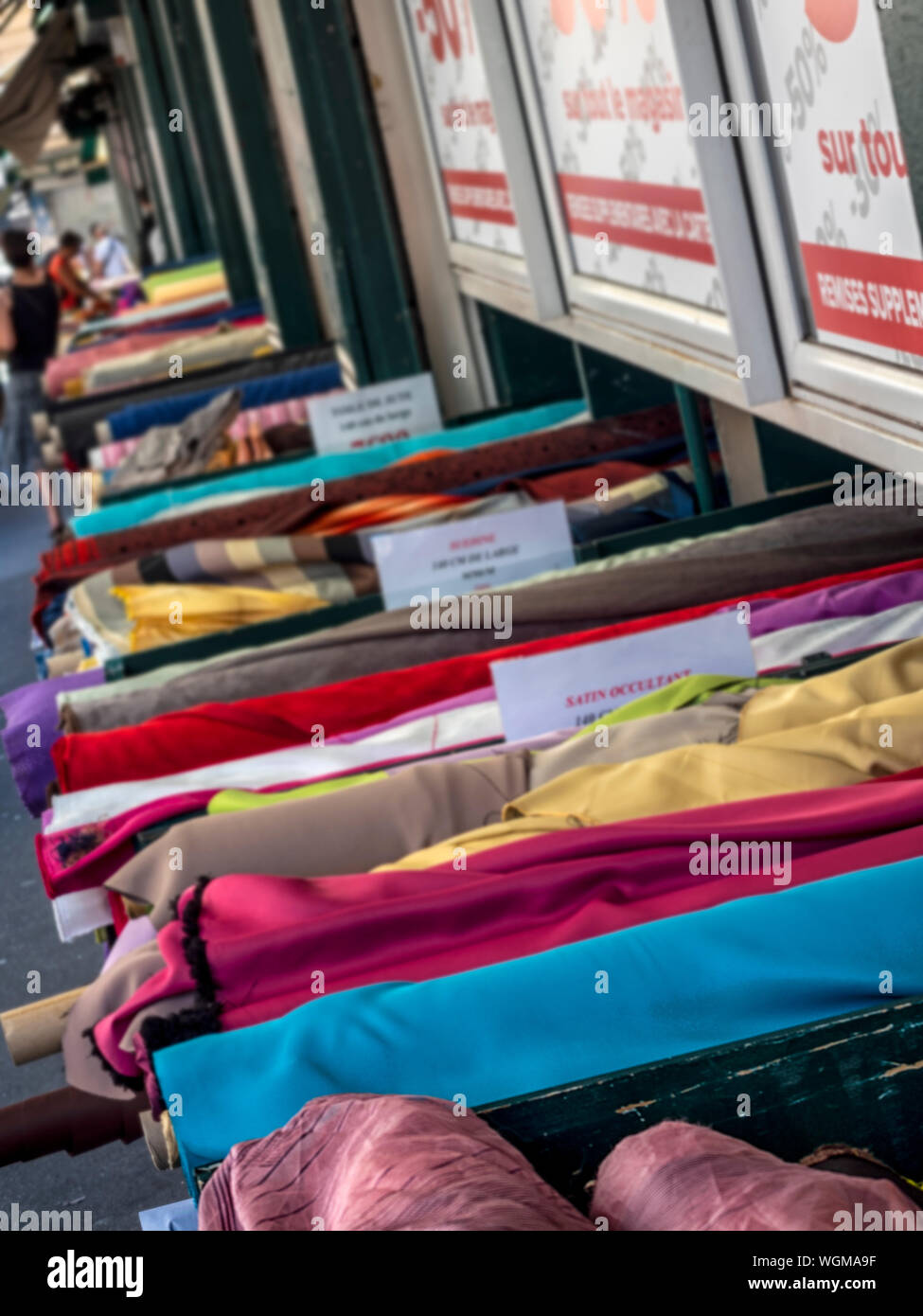 PARIS, FRANCE - 04 AOÛT 2018 : rouleaux de tissus colorés à l'extérieur d'une boutique de mercerie sur la place Saint Pierre - le quartier des tissus Banque D'Images