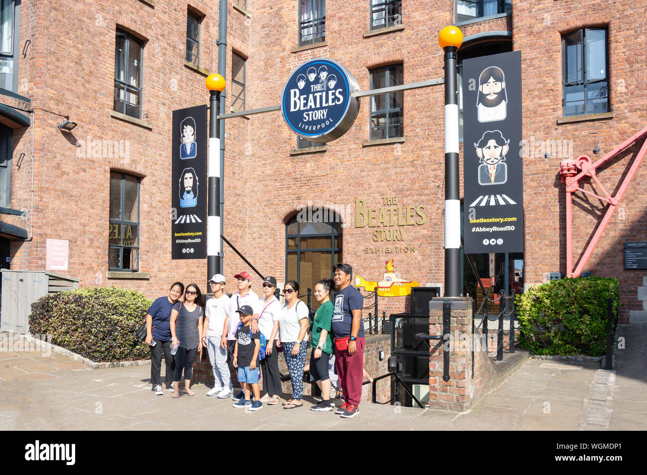 Groupe touristique à 'l'entrée des Beatles Story, Britannia Vaults, Albert Dock, Liverpool, Merseyside, England, United Kingdom Banque D'Images