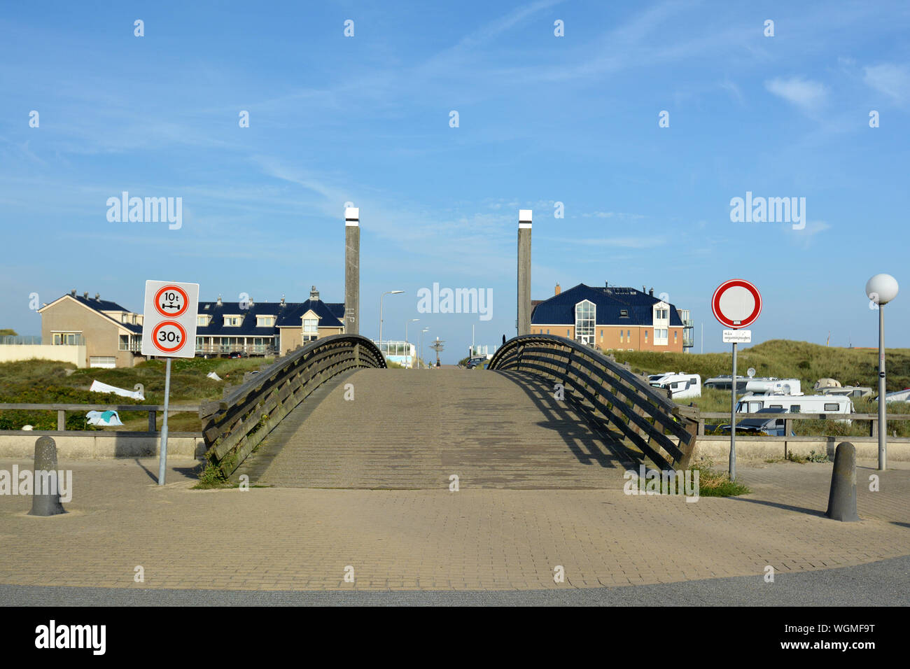 De Koog Texel, Pays-Bas / Nord - Août 2019 : pont menant à Paal plage '20' sur l'île Texel Banque D'Images