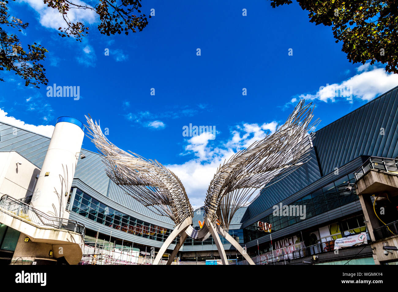 Ailes d'ange (2003) Sculpture de Wolfgang et Heron à l'Ange Shopping Centre, London, UK Banque D'Images