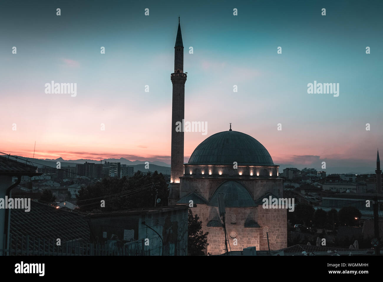 Sinan Pacha mosquée de Prizren, au Kosovo dans le coucher du soleil Banque D'Images