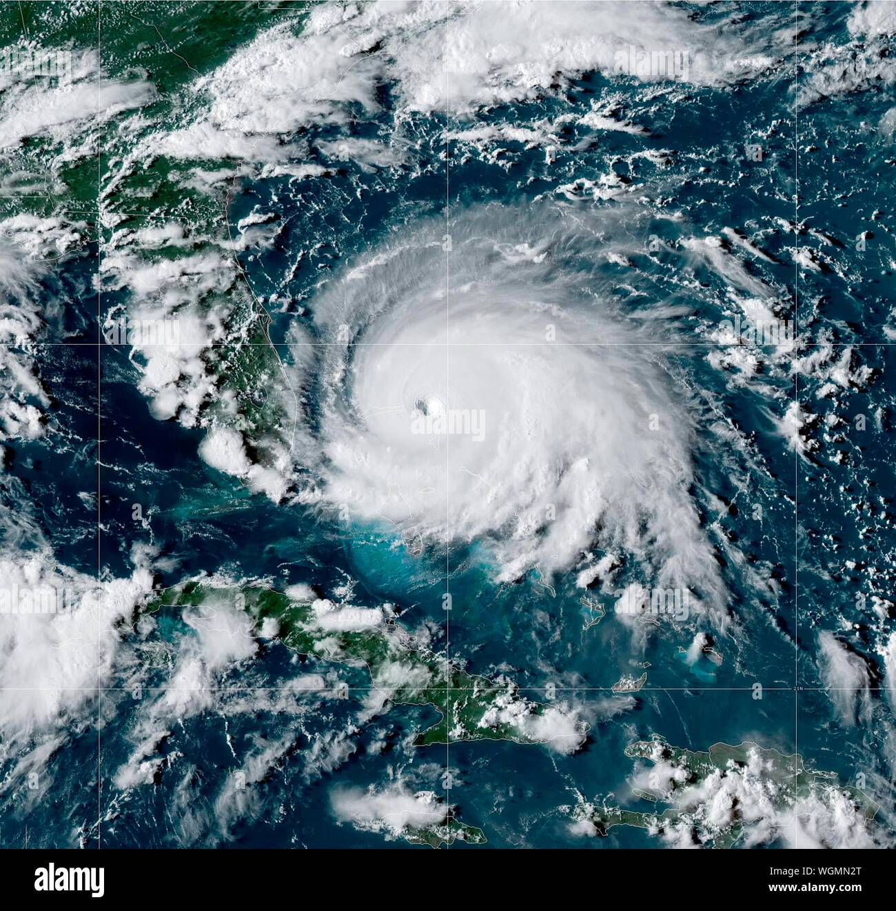 L'océan Atlantique. 1er sept 2019. Image satellite NOAA prise par le satellite GOES-16 montrant l'ouragan catastrophique Dorian au cours de la Bahamas 1 septembre 2019 dans l'océan Atlantique. Dorian a frappé la petite nation insulaire comme une tempête de catégorie 5 avec des vents de 185 mph. Crédit : NOAA/Planetpix/Alamy Live News Banque D'Images