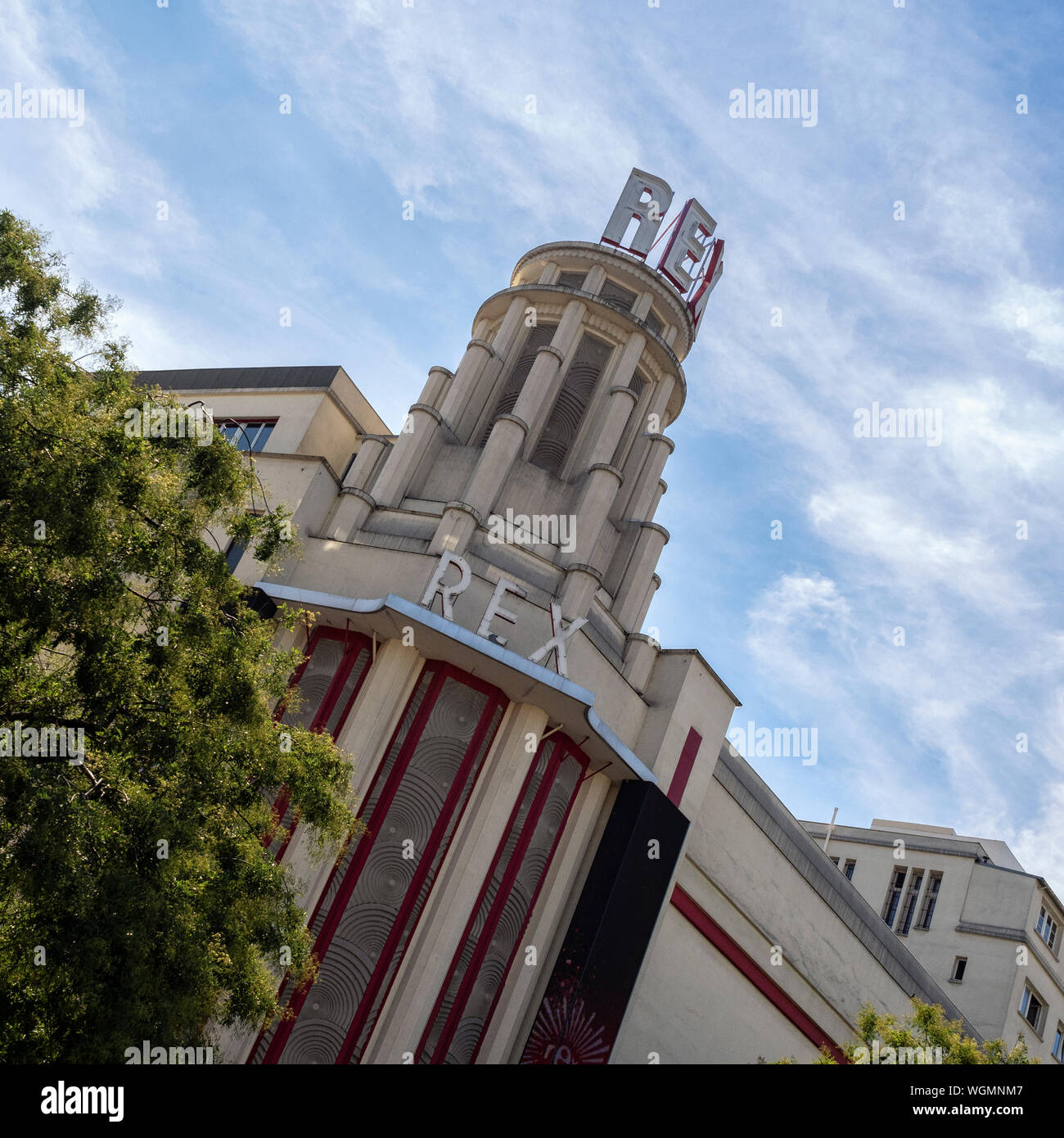PARIS, FRANCE - 04 AOÛT 2018 : le cinéma Grand Rex du boulevard Poissonnière avec sa tour art déco Banque D'Images